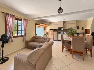 Sala de estar com sofá e mesa de jantar em um imóvel no Brasil.