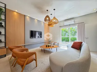 Sala de estar moderna com sofá e decoração em ambiente interno.