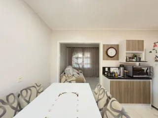 Interior de uma sala de estar com porta de acesso a um quarto.