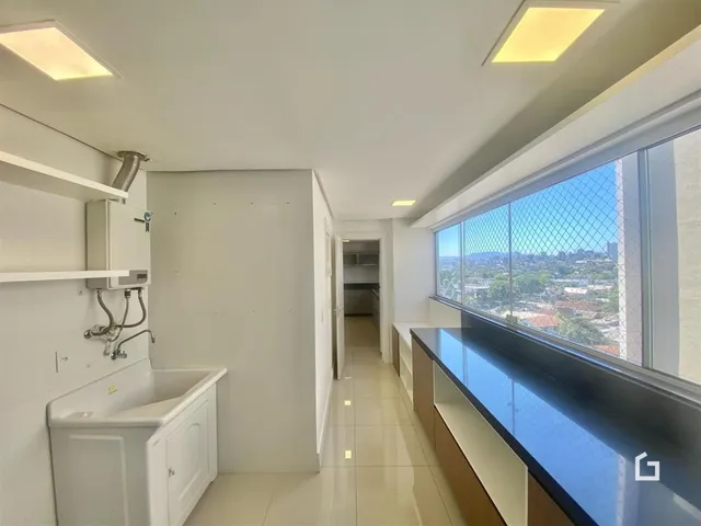 Vista de um corredor interno com janela de grande porte em um imóvel em Lajeado.