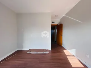 Hall de entrada com piso de madeira e porta de madeira.