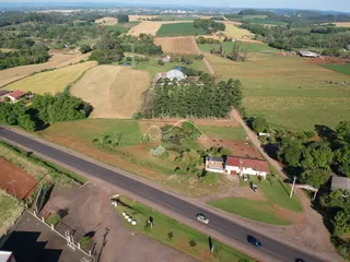 Vista aérea de uma propriedade rural em Lajeado, mostrando campos e estradas.