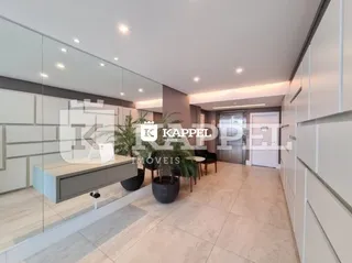 Uma foto de um ambiente interno com iluminação clara.