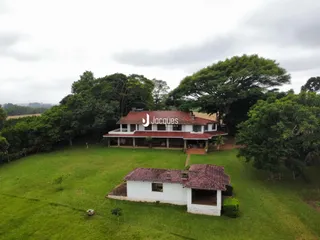 Vista externa de uma propriedade com gramado e árvores em Lajeado, Brasil.