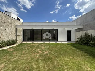 Fachada de uma casa moderna com jardim em Lajeado, Brasil.