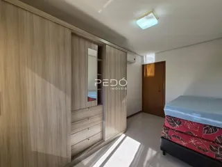 Quarto com armários de madeira e cama