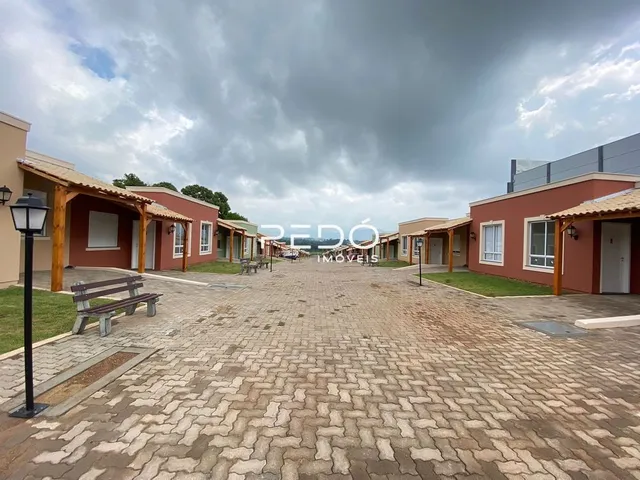 Fachada de um complexo residencial em Lajeado, Brasil, com área pavimentada.
