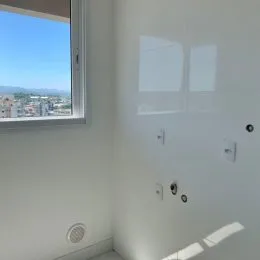 Uma vista panorâmica da cidade é visível através da janela.