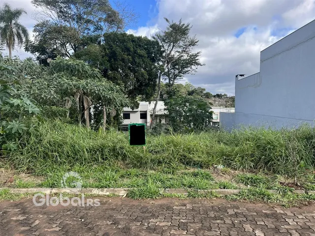 Vista externa de uma propriedade com vegetação densa na frente.