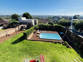 Vista do quintal com piscina e gramado de uma residência em Lajeado.