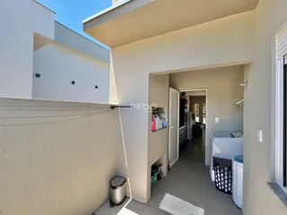 Vista da fachada de uma residência em Lajeado, Brasil, mostrando a entrada.