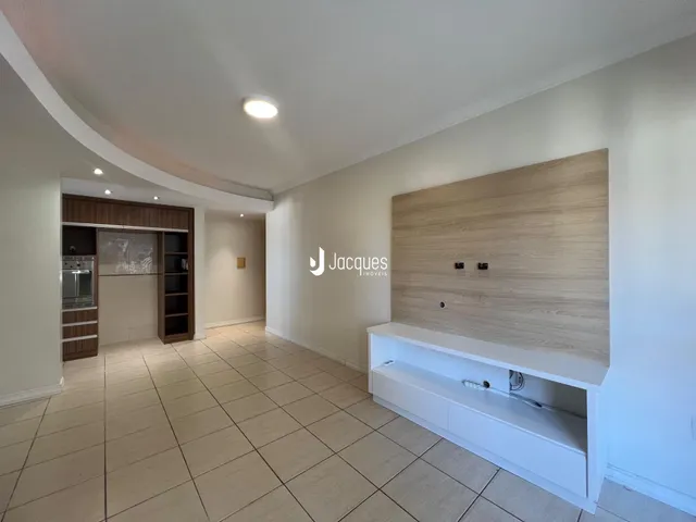 Ambiente interno com piso de cerâmica e painel de madeira.
