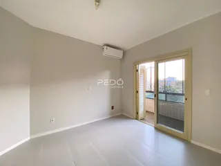 Sala de estar com piso de cerâmica e acesso a uma varanda.
