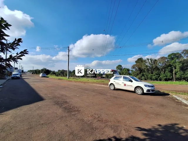 Vista externa de uma rua asfaltada em Lajeado, Brasil, sob um céu azul claro.