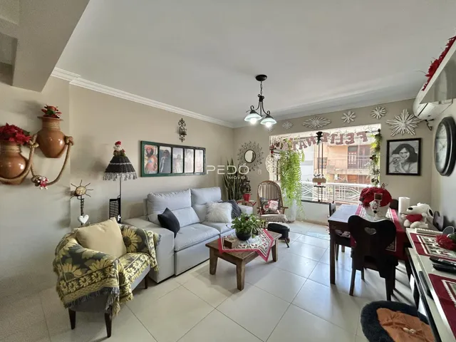 Sala de estar com sofá e mesa de jantar em um imóvel no Brasil.