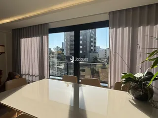 Vista de uma sala de jantar com grande janela em um imóvel em Lajeado.