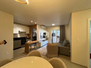 Ambiente moderno com cozinha aberta e sala de estar em Lajeado.