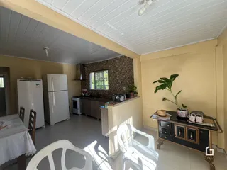 Imagem de uma sala de estar com cozinha aberta em Lajeado, Brasil.