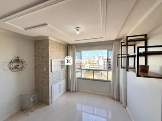 Sala de estar com paredes brancas, piso de porcelanato claro e grande janela com vista urbana.