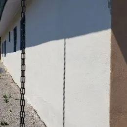 Parede externa branca de uma residência em Lajeado, Brasil.
