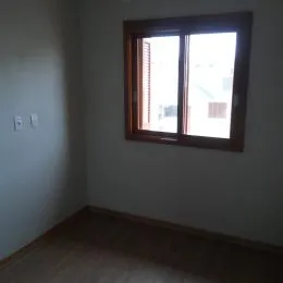 Foto de uma parede interna com uma janela em um imóvel.