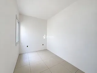Ambiente interno com paredes brancas e piso de cerâmica.