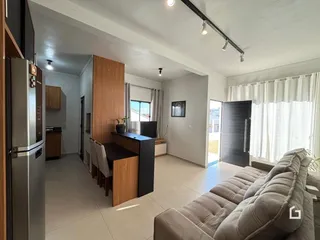 Sala de estar com piso de cerâmica e móveis modernos.