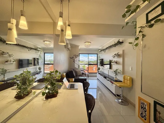 Sala de estar com piso de cerâmica e iluminação clara.