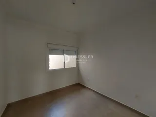 Vista interna de um cômodo com paredes brancas e piso claro.