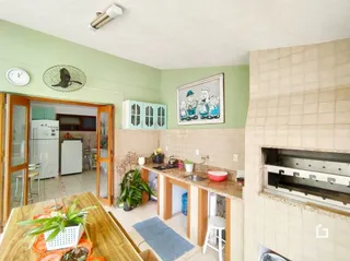 Foto de uma cozinha com portas de madeira e paredes claras.