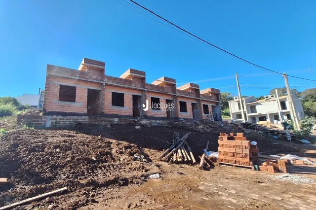 Fachada de uma construção em Lajeado, Brasil, em fase de obra.