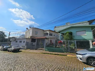 Fachada de uma residência em Lajeado, Brasil, com cerca e área externa.