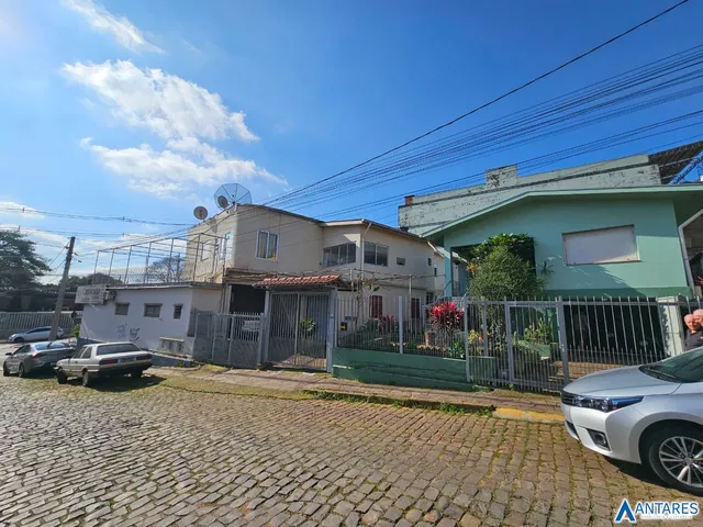 Fachada de uma residência em Lajeado, Brasil, com cerca e área externa.
