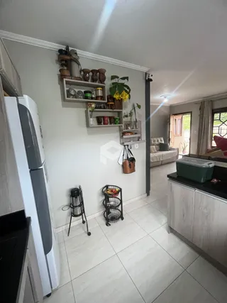 Foto de uma cozinha interna com armários e piso de cerâmica.