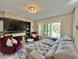 Sala de estar com sofá e lareira em um imóvel no Brasil.