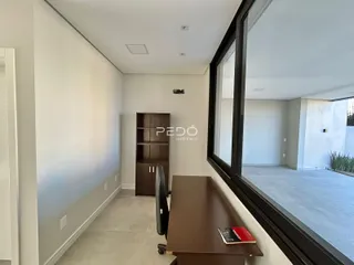 Hall de entrada com paredes brancas e piso claro.