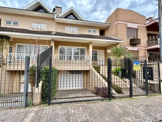 Fachada de um prédio residencial em Lajeado, Brasil, com cerca de ferro preta.