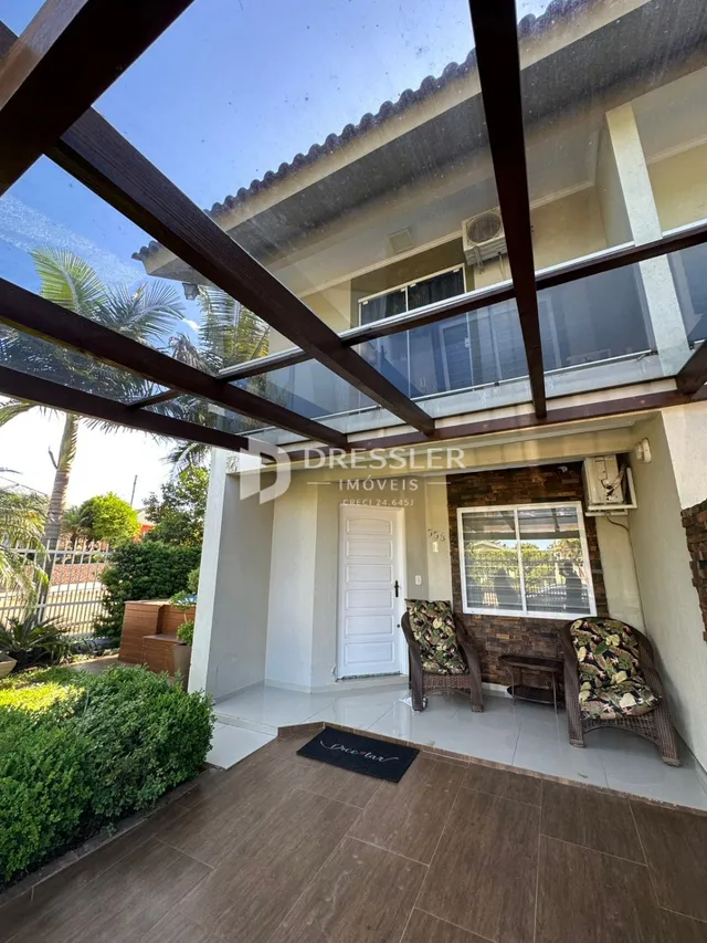 Fachada de uma residência em Lajeado, Brasil com varanda.