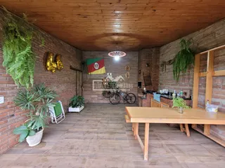 Ambiente interno com paredes de tijolo aparente e teto de madeira.