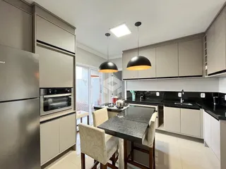 Foto de uma cozinha moderna com armários e ilha em Lajeado.
