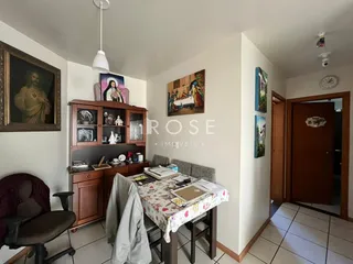 Ambiente interno com móveis de madeira e decoração na sala de estar.