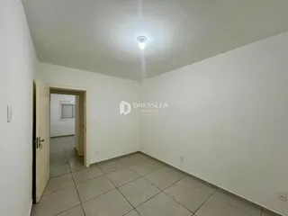 Hall de entrada com piso de cerâmica claro.