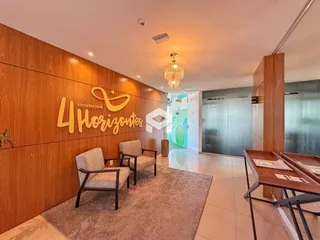 Sala de estar com painel de madeira e piso de carpete.