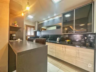 Foto de uma cozinha moderna com ilha e armários em Lajeado, Brasil.