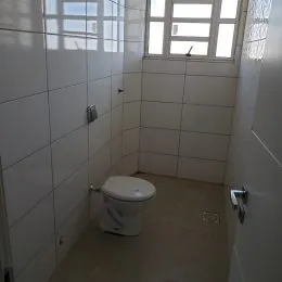 Foto de um banheiro mostrando um vaso sanitário.
