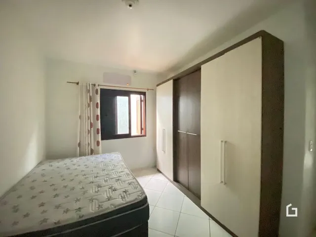 Quarto com cama e janela em um imóvel no Brasil.