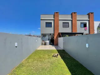 Fachada de uma residência com jardim gramado em Lajeado, Brasil.