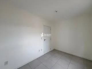 Ambiente interno de uma sala com piso de cerâmica e porta branca.