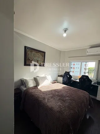 Quarto com cama e decoração interna.