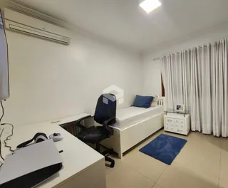 Quarto interno com cama e ar-condicionado instalado na parede.